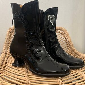 John Fluevog / Enneagram Spontaneous 
Side Lace Boot / Women’s 11 / Brand New